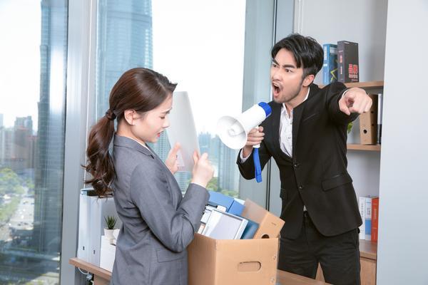 《烧烤店老板正当防卫还是过激行为？事件引发网友争议》图1