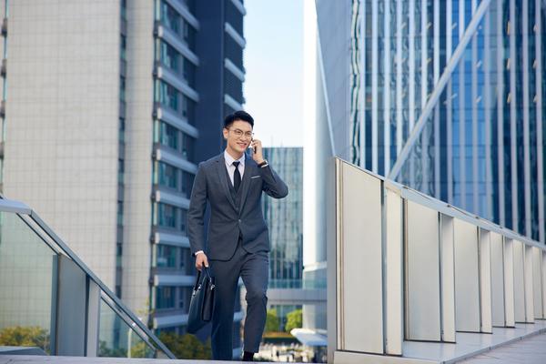 如何用正确的方式在取保候审期间外出并打电话?图1