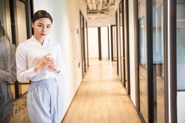 男子勇救女孩，是正当防卫还是过度使用武力？图1