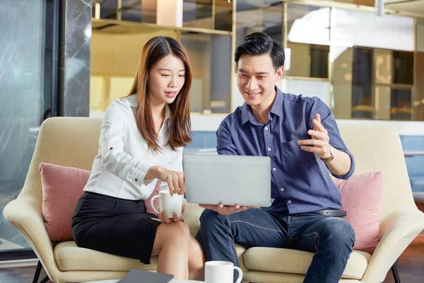 《手拿刑法照片：揭秘犯罪嫌疑人的神秘面纱》 图2