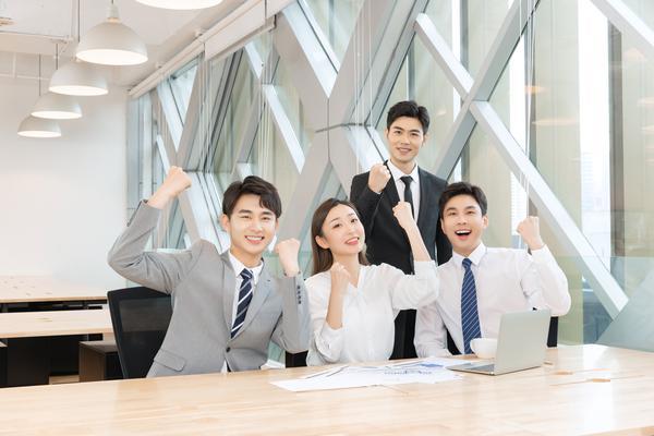 正当防卫使用枪支成功击退想要纵火炸加油站的罪犯 图1