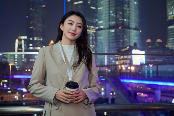 《美女紧急避险视频：惊险刺激的户外冒险之旅》 图1