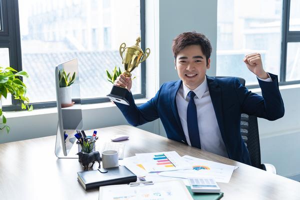 制定企业转型战略:选择与制定关键步骤 图2