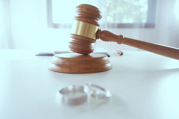 《法院判决：返还彩礼百分之十，公平处理引争议》 图1