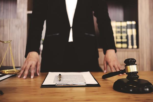 法院撤销缓刑：重审案件维护公平正义 图1