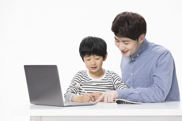 《明星母亲与外国男友喜结连理，跨界恋情引关注》 图2