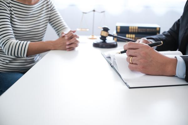 可靠的刑事诉讼律师价格：如何选择专业且性价比高的法律服务 图1