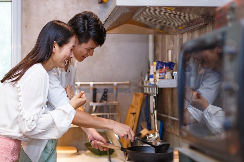 四旬喜结良缘：新婚夫妇的甜蜜故事图1